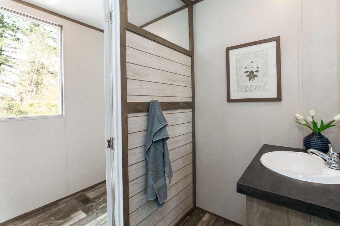 The THE BREEZE 2.5         CLAYTON Guest Bathroom. This Manufactured Mobile Home features 4 bedrooms and 2 baths.